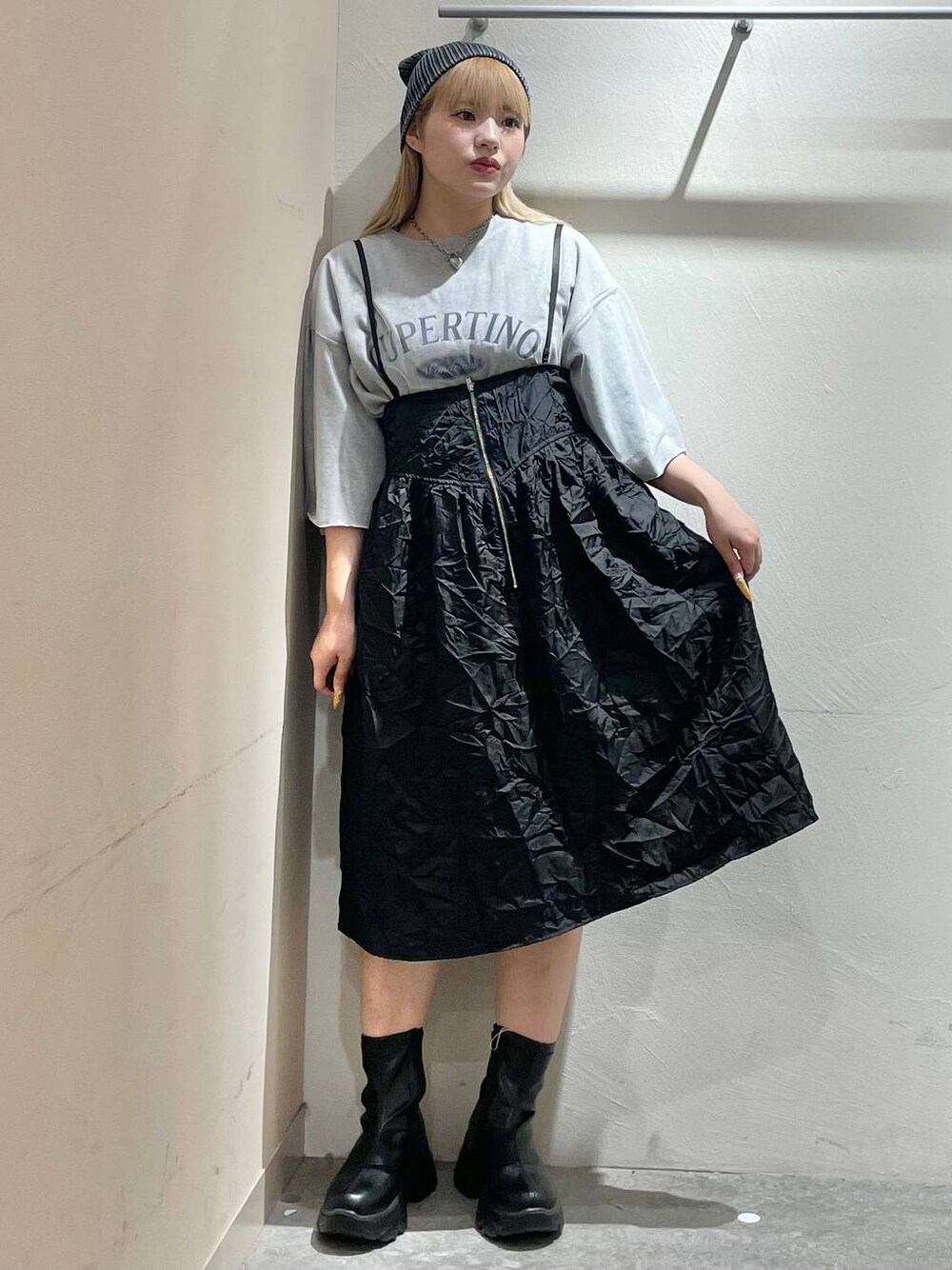 ブラック系のブーツ、ブラック系のキャミソール、グレー系のTシャツ/カットソーを着用したレディースの夏コーディネートの1枚目の写真