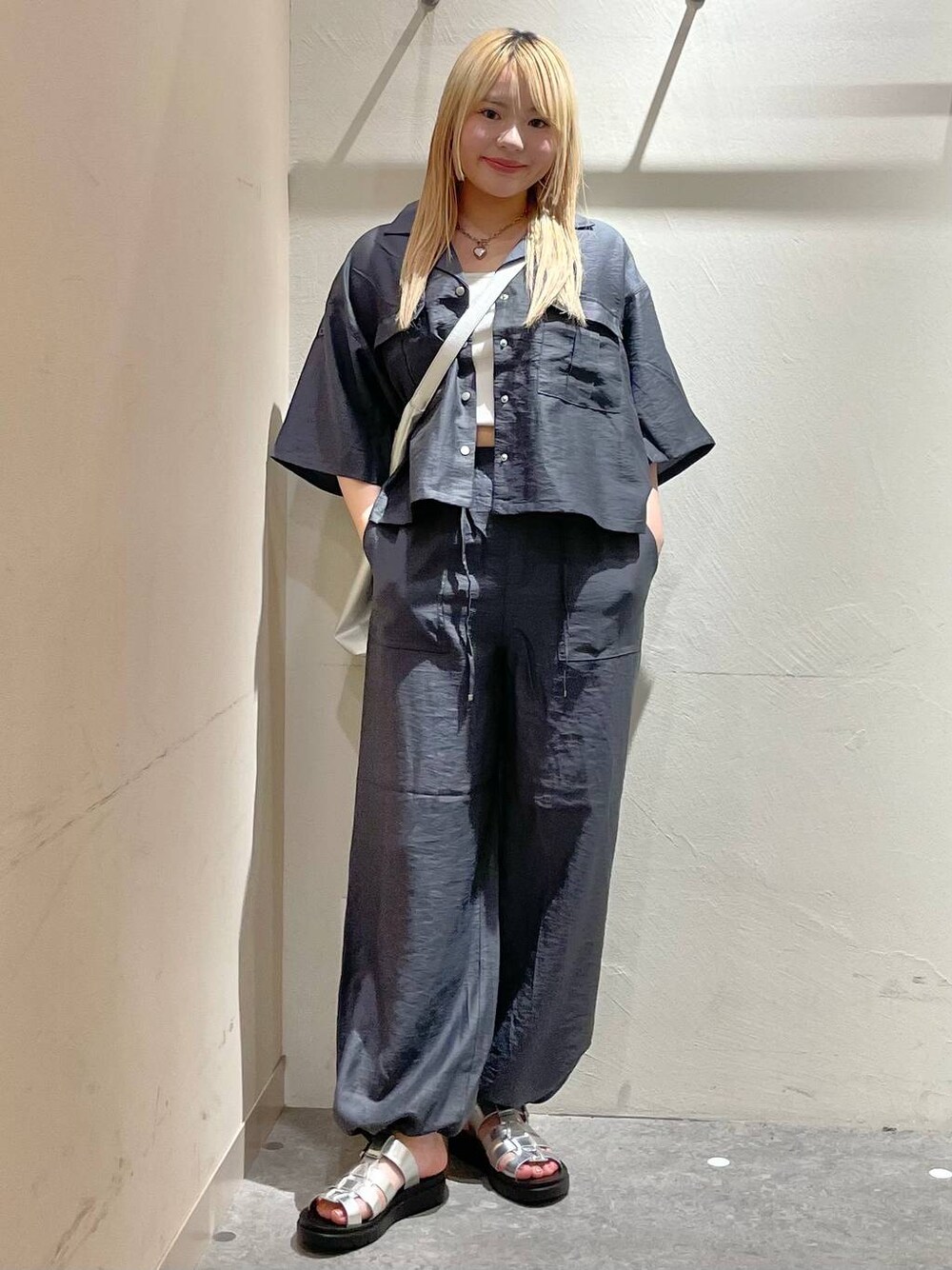 「体型カバー、高見え、個性派、休日コーデ、ローリーズスタイル_LOWRYS FARM、大人女子カジュアル_LOWRYS FARM、ミーハー、ベーシック/シンプル、きれいめ、カジュアル、LOWRYS FARM、サンダル、パンツ、セットアップ、ラフ」｜「LOWRYS FARMのカイキンシャツ＊パンツＳＥＴＵＰ 111746（セットアップ、グレー系）」を使った、リンリンさん（レディース・156cm）の春コーディネートの1枚目の写真