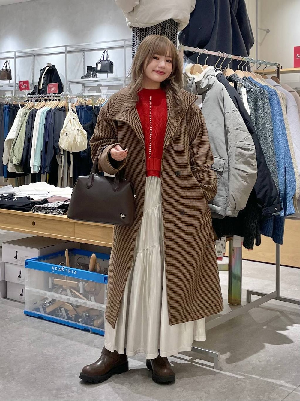 「体型カバー、高見え、個性派、休日コーデ、デート/ロマンティック、ローリーズスタイル_LOWRYS FARM、大人女子カジュアル_LOWRYS FARM、モテ、ミーハー、ベーシック/シンプル、きれいめ、カジュアル、LOWRYS FARM、ニット、アウター」｜「LOWRYS FARMのウールライクチェックスタンドコート　116474（ステンカラーコート、ブラウン系）」を使った、リンリンさん（レディース・156cm）の冬コーディネートの1枚目の写真