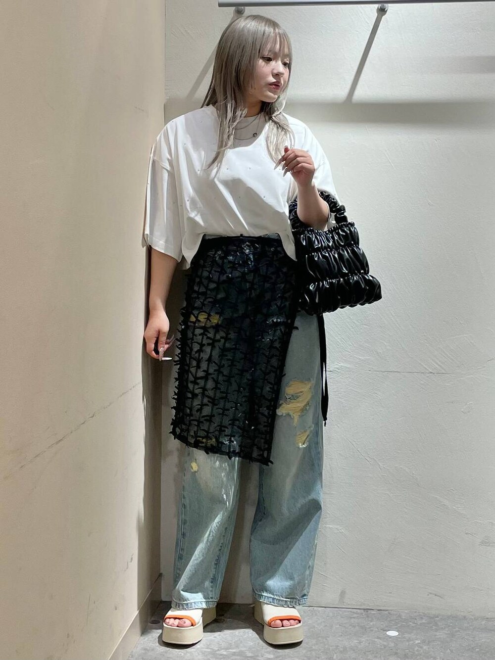 ベージュ系のサンダル、ブルー系のデニムパンツ、ブラック系のショルダーバッグを着用したレディースの夏コーディネートの1枚目の写真