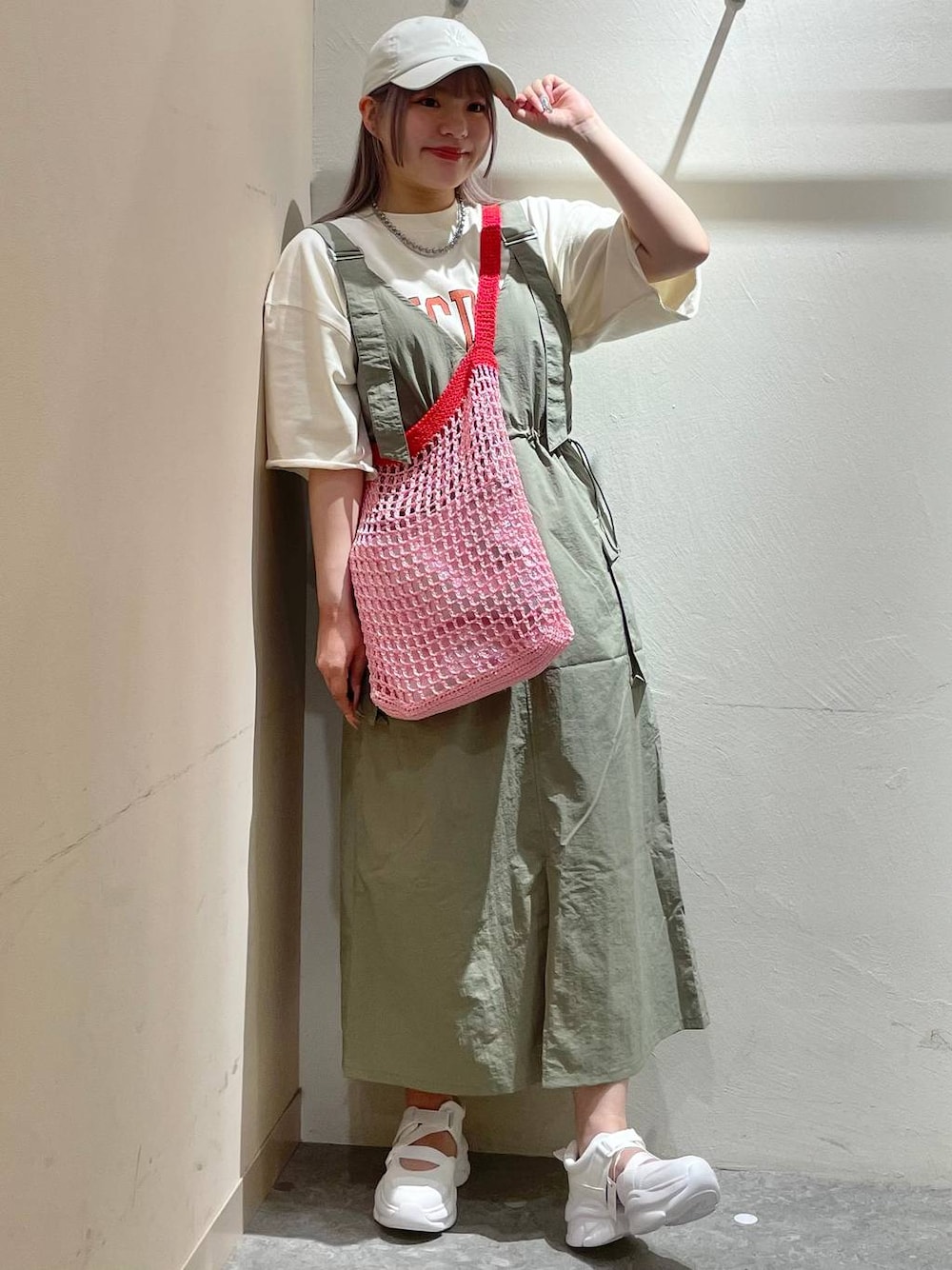 「体型カバー、高見え、個性派、休日コーデ、デート/ロマンティック、ローリーズスタイル_LOWRYS FARM、大人女子カジュアル_LOWRYS FARM、ミーハー、ベーシック/シンプル、カジュアル、LOWRYS FARM、ドットエスティ春コーデ、人気アイテムをチェック！、シーズンレスシューズ、ラフ」｜「LOWRYS FARMのサイドオープンスニーカー 100499（サンダル、ホワイト系）」を使った、リンリンさん（レディース・156cm）の春コーディネートの1枚目の写真