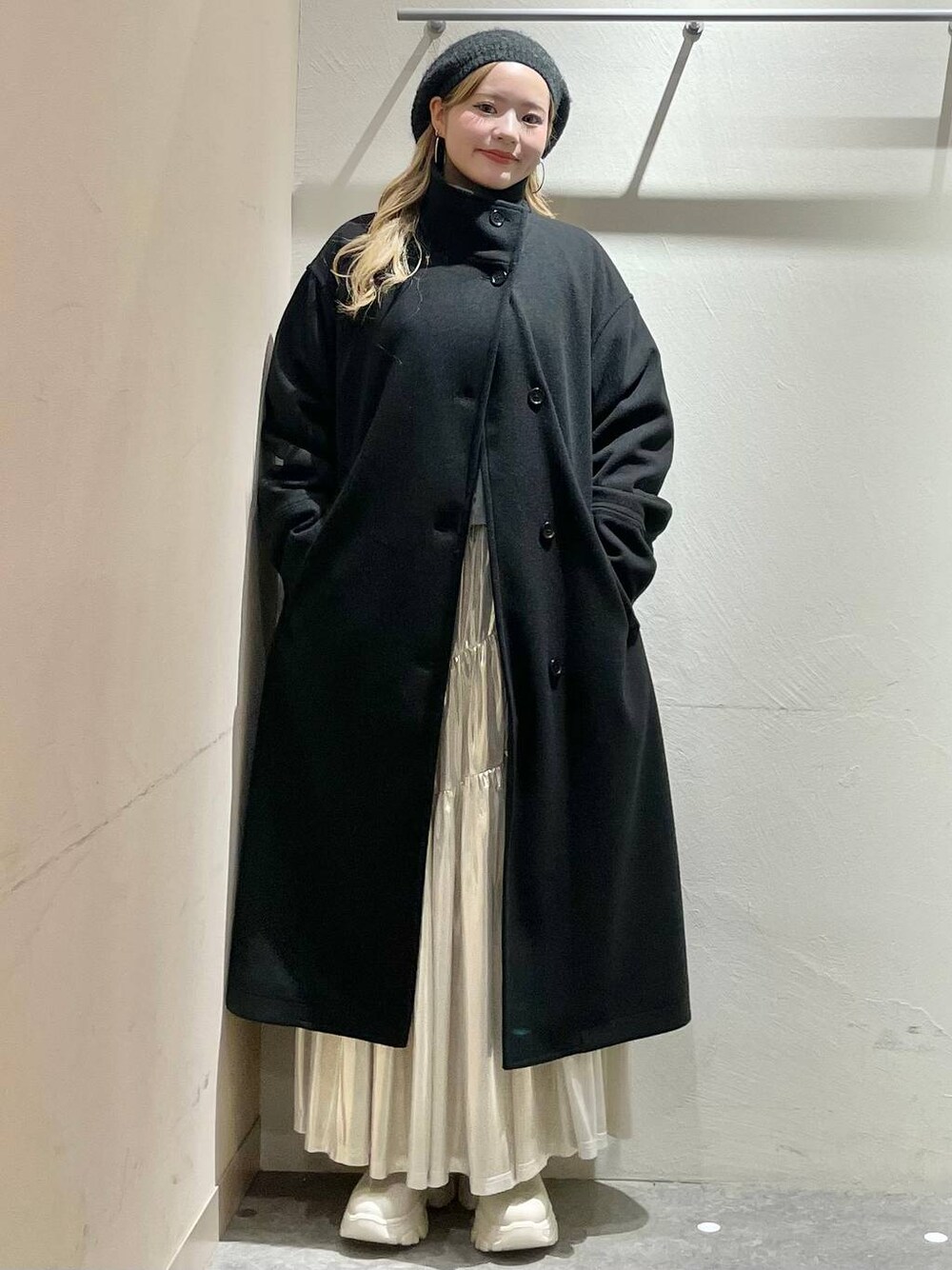 「モード、大人カジュアル、体型カバー、高見え、個性派、休日コーデ、デート/ロマンティック、ローリーズスタイル_LOWRYS FARM、大人女子カジュアル_LOWRYS FARM、モテ、ミーハー、ベーシック/シンプル、きれいめ、カジュアル、LOWRYS FARM」｜「LOWRYS FARMのウールライクスタンドコート　 116473（ステンカラーコート、ブラック系）」を使った、リンリンさん（レディース・156cm）の秋コーディネートの1枚目の写真