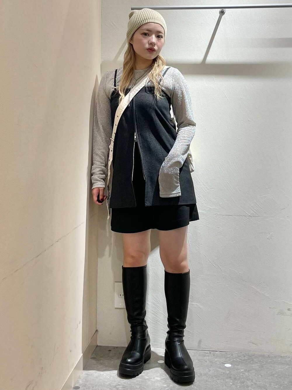 「体型カバー、高見え、個性派、休日コーデ、デート/ロマンティック、ローリーズスタイル_LOWRYS FARM、大人女子カジュアル_LOWRYS FARM、モテ、ミーハー、ベーシック/シンプル、きれいめ、カジュアル、LOWRYS FARM、ベスト、ビスチェ」｜「LOWRYS FARMのラナテックマルチＺＩＰベスト 119472（ベスト、グレー系）」を使った、リンリンさん（レディース・156cm）の秋コーディネートの1枚目の写真