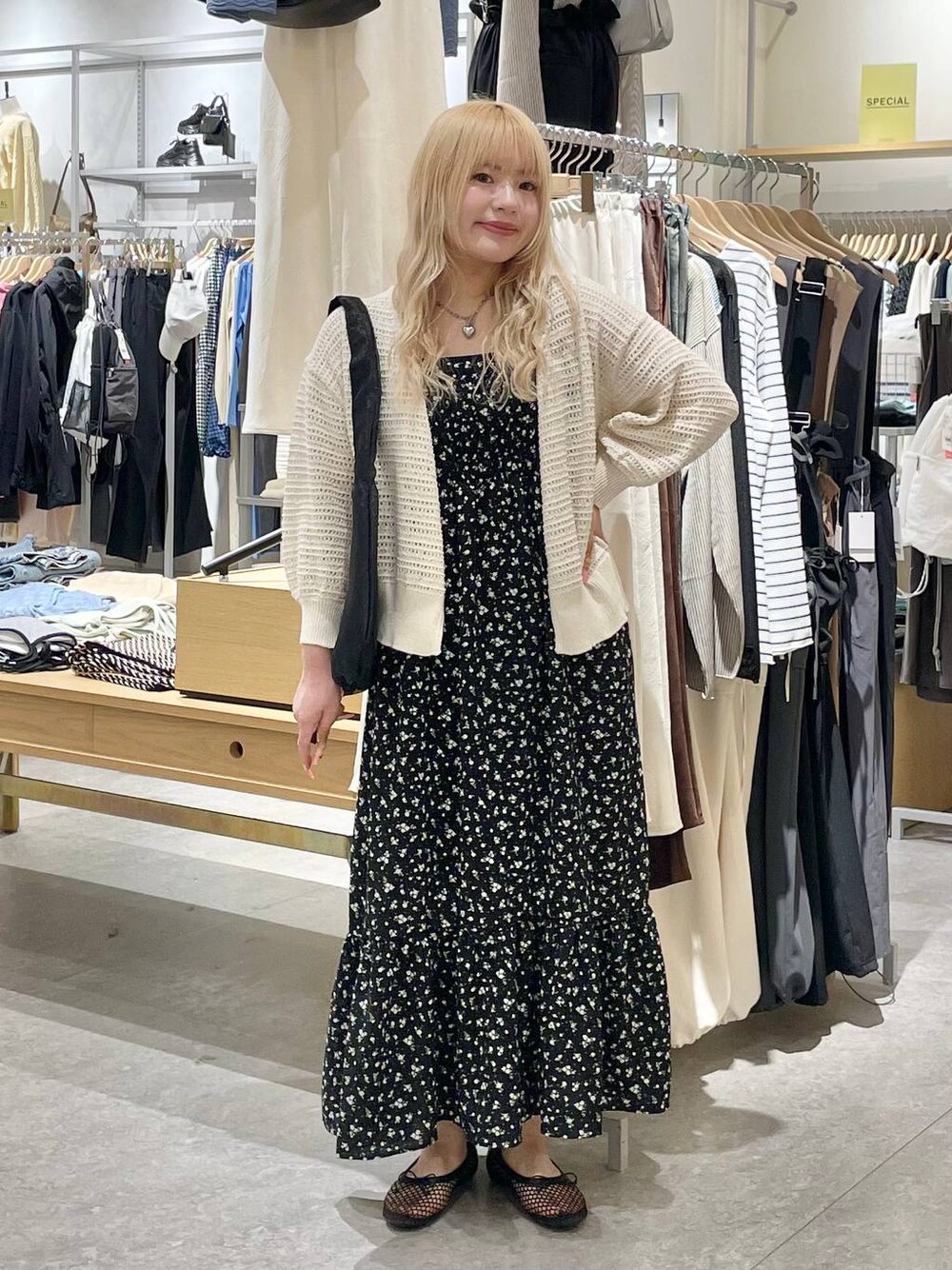 「ガーリー、春夏コーデ、体型カバー、高見え、個性派、休日コーデ、デート/ロマンティック、ローリーズスタイル_LOWRYS FARM、大人女子カジュアル_LOWRYS FARM、モテ、ミーハー、ベーシック/シンプル、きれいめ、カジュアル、LOWRYS FARM」｜「LOWRYS FARMのＬＦシアートートバック　290611（ショルダーバッグ、ブラック系）」を使った、リンリンさん（レディース・156cm）の春コーディネートの1枚目の写真