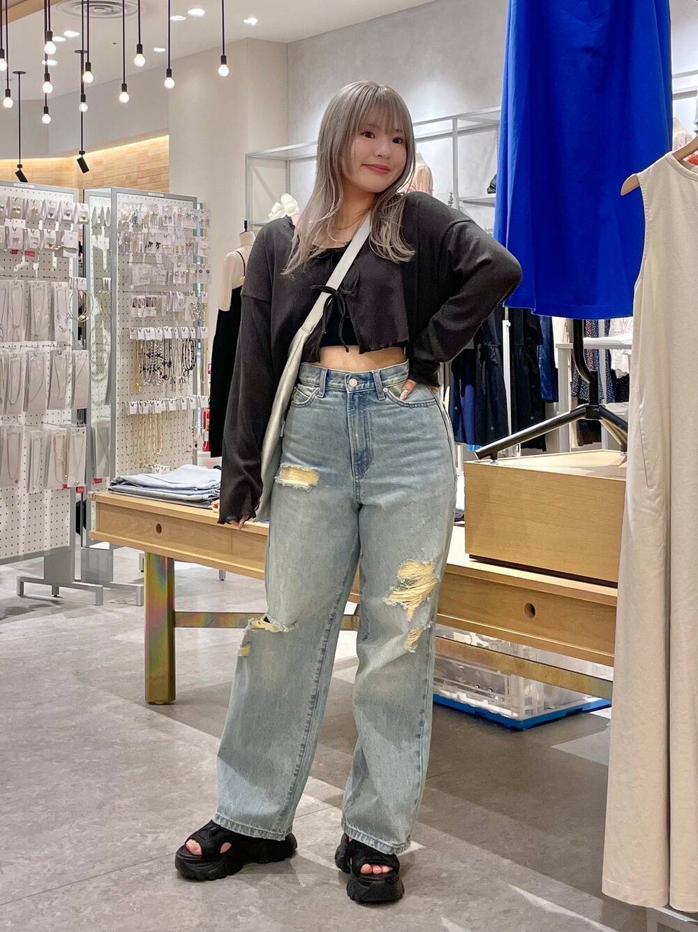 「体型カバー、高見え、個性派、休日コーデ、デート/ロマンティック、ローリーズスタイル_LOWRYS FARM、大人女子カジュアル_LOWRYS FARM、モテ、ミーハー、ベーシック/シンプル、きれいめ、カジュアル、LOWRYS FARM、水着、デニムパンツ」｜「LOWRYS FARMのレースアップスポサン　104934（サンダル、ブラック系）」を使った、リンリンさん（レディース・156cm）の夏コーディネートの1枚目の写真