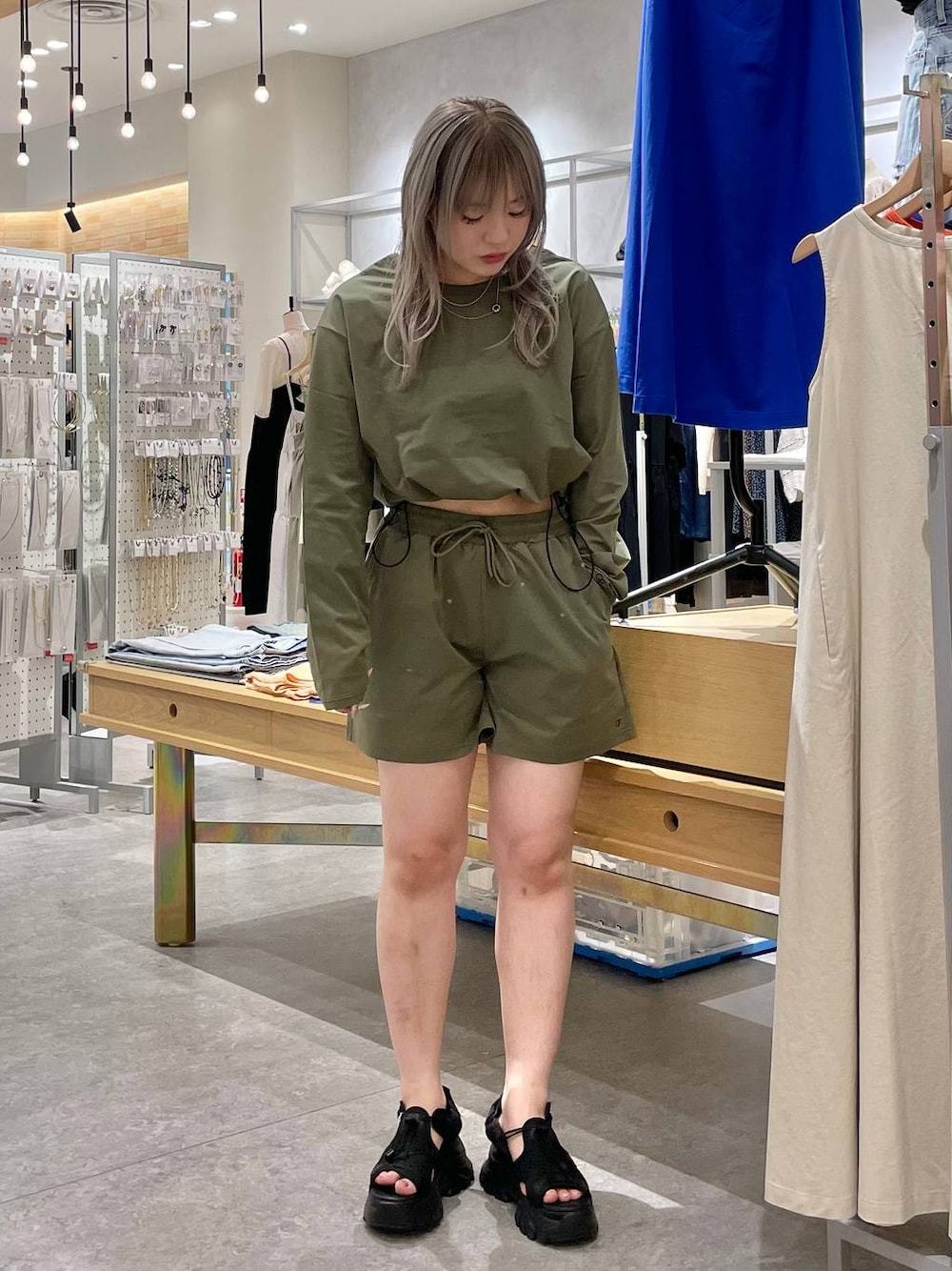 「体型カバー、高見え、個性派、休日コーデ、デート/ロマンティック、サンダル、パンツ、ショートパンツ、ママコーデ、夏コーデ、アウトドア、ローリーズスタイル_LOWRYS FARM、大人女子カジュアル_LOWRYS FARM、ミーハー、ベーシック/シンプル」｜「LOWRYS FARMのレースアップスポサン　104934（サンダル、ブラック系）」を使った、リンリンさん（レディース・156cm）の夏コーディネートの1枚目の写真