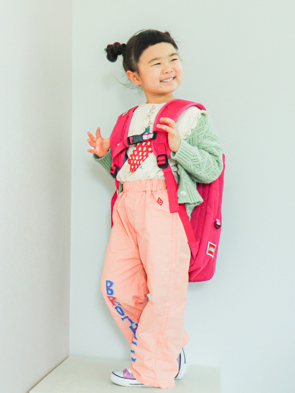 「リュック、春コーデ、カーディガン、子供服、韓国子供服、娘コーデ、女の子、女の子コーデ、スニーカー」｜「LEGOのアイテム（バックパック/リュック、ピンク系）」を使った、𝐅𝐔𝐔𝐀さん（キッズ・110cm）の春コーディネートの1枚目の写真