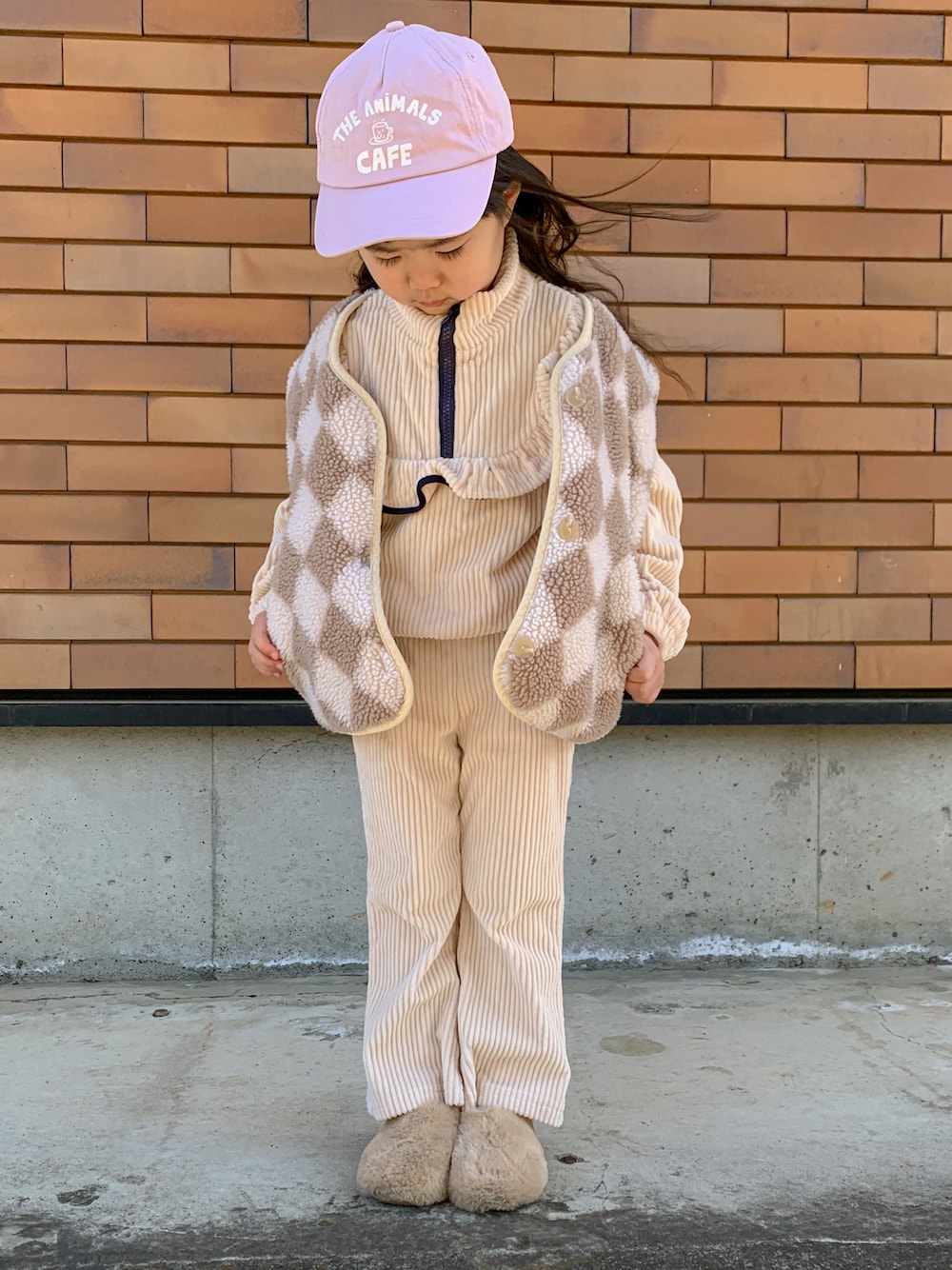 「春服デビュー宣言、淡色コーデ、セットアップ、むすめ服、娘コーデ、5歳、ファーベスト、キャップ、子供服、韓国子供服」｜「THE ANIMAL OBSERVATORYのアイテム（キャップ、パープル系）」を使った、𝐅𝐔𝐔𝐀さん（キッズ・110cm）の春コーディネートの1枚目の写真