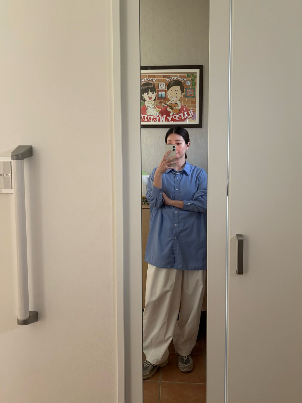 「最近のいい感じコーデ、ワイドパンツ、着回しコーデ、シンプルスタイル、シャツスタイル、オトナカワイイ、30代コーデ」｜「select MOCA by sonのタックバルーンワイドパンツ（その他パンツ、ホワイト系）」を使った、wakacchaさん（レディース・163cm）の春コーディネートの1枚目の写真