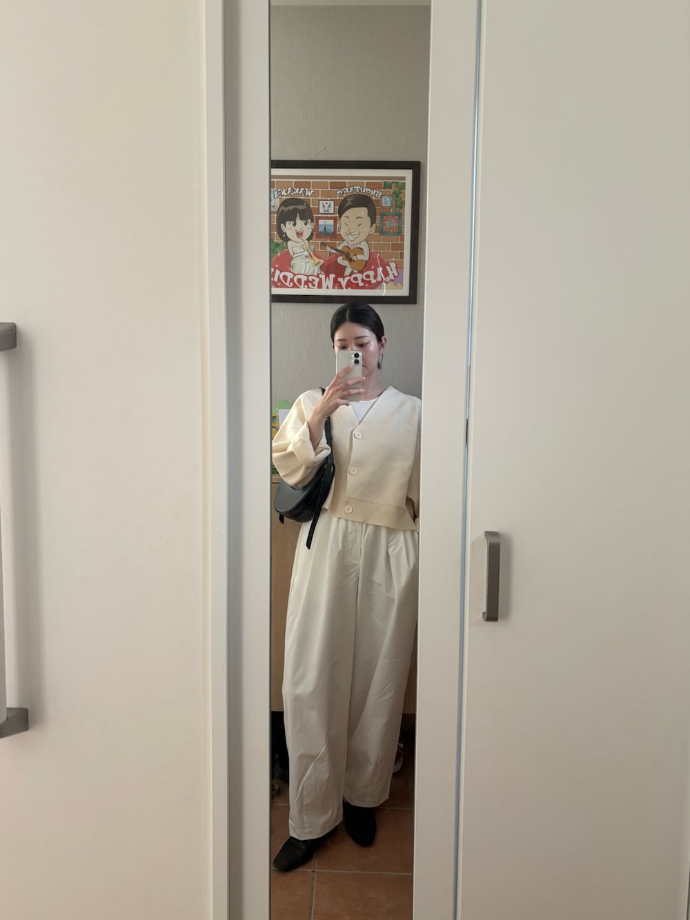 「おでかけコーデ、春服コーデ、パンツスタイル、着回しコーデ、30代コーデ、ホワイトコーデ、白パンツ、ママコーデ、ママファッション」｜「select MOCA by sonのタックバルーンワイドパンツ（その他パンツ、ホワイト系）」を使った、wakacchaさん（レディース・163cm）の春コーディネートの1枚目の写真