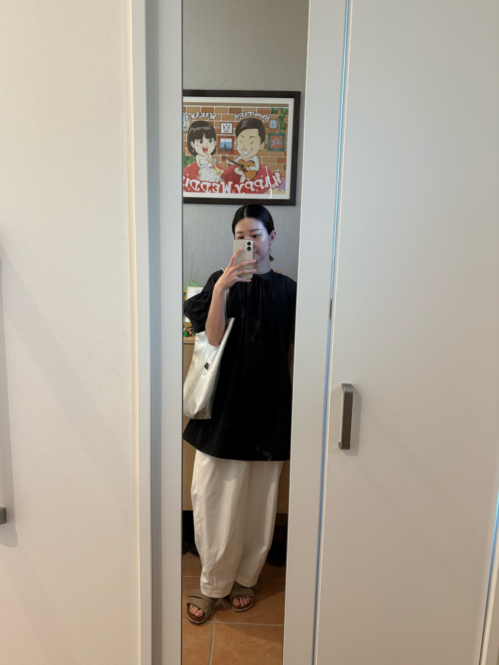 「モノトーン、スポーツミックス、ビルケンシュトック、夏服コーデ、着回しコーデ、プチプラ、プチプラコーデ、大人コーデ、オトナカジュアル」｜「select MOCA by sonのタックバルーンワイドパンツ（その他パンツ、ホワイト系）」を使った、wakacchaさん（レディース・163cm）の夏コーディネートの1枚目の写真