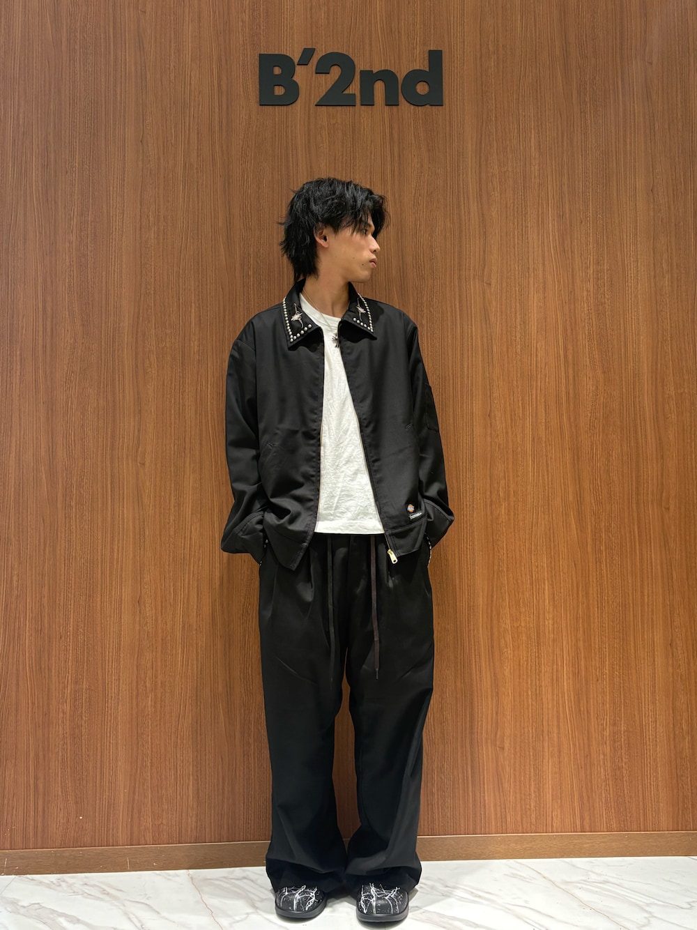 ブラック系のチノパンツ、ブラック系のサンダル、ブラック系のその他アウターを着用したメンズの秋コーディネートの1枚目の写真