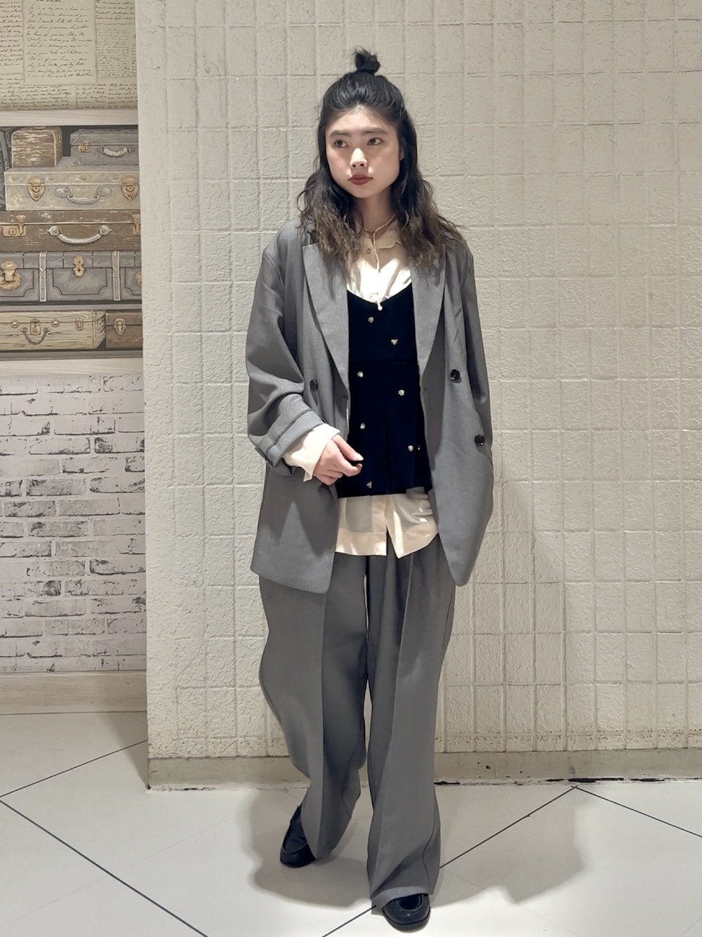 グレー系のその他パンツ、その他のその他アウター、ブルー系のキャミソールを着用したレディースの秋コーディネートの1枚目の写真