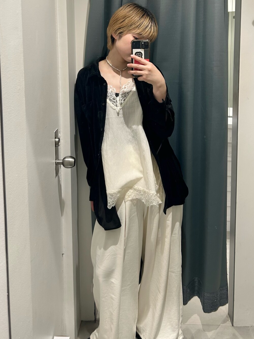ホワイト系のキャミソール、ホワイト系のその他パンツ、ブラック系のシャツ/ブラウスを着用したレディースの冬コーディネートの1枚目の写真