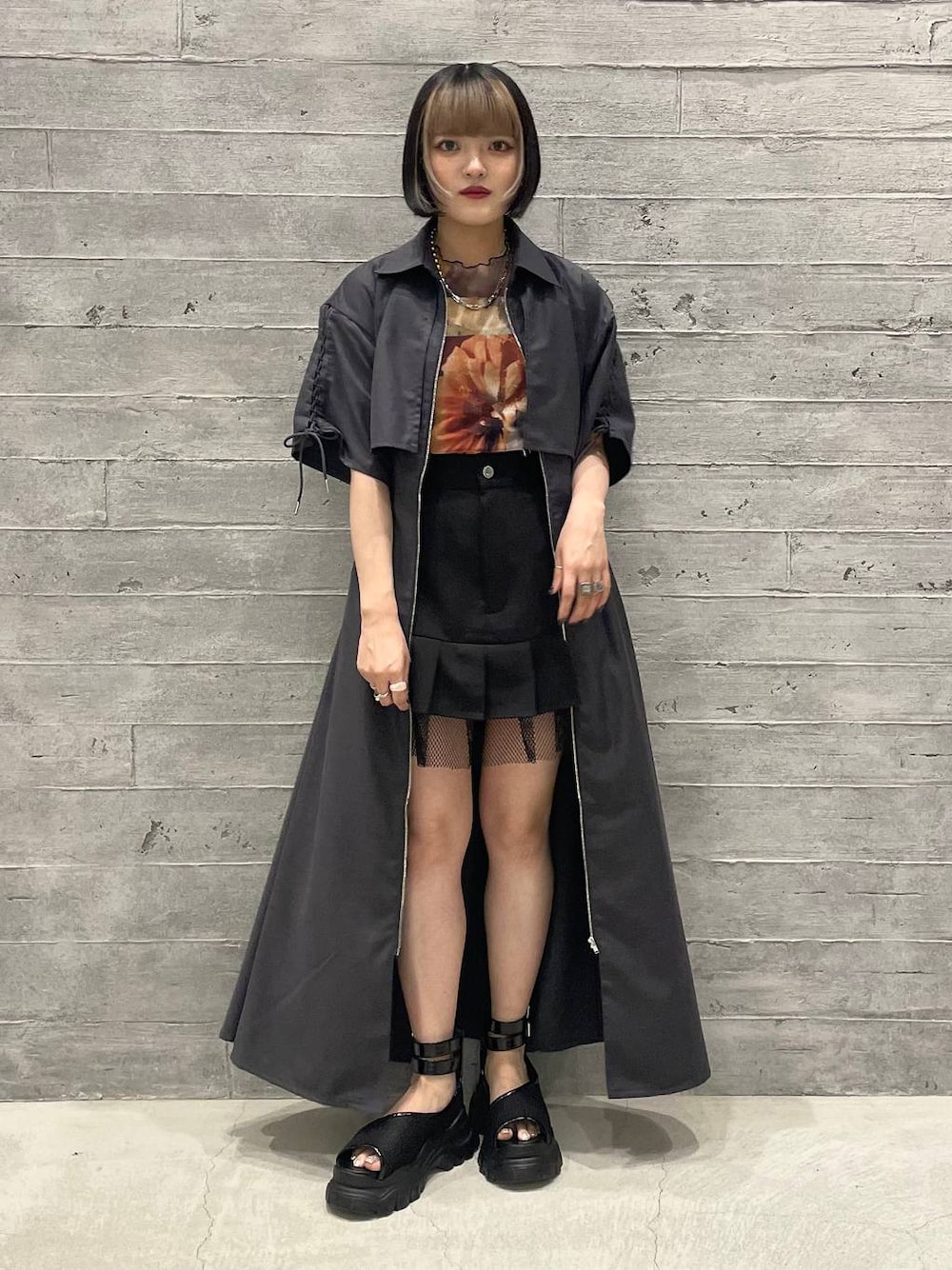 ブラウン系のTシャツ/カットソー、ブラック系のその他パンツ、グレー系のワンピースを着用したレディースの夏コーディネートの1枚目の写真