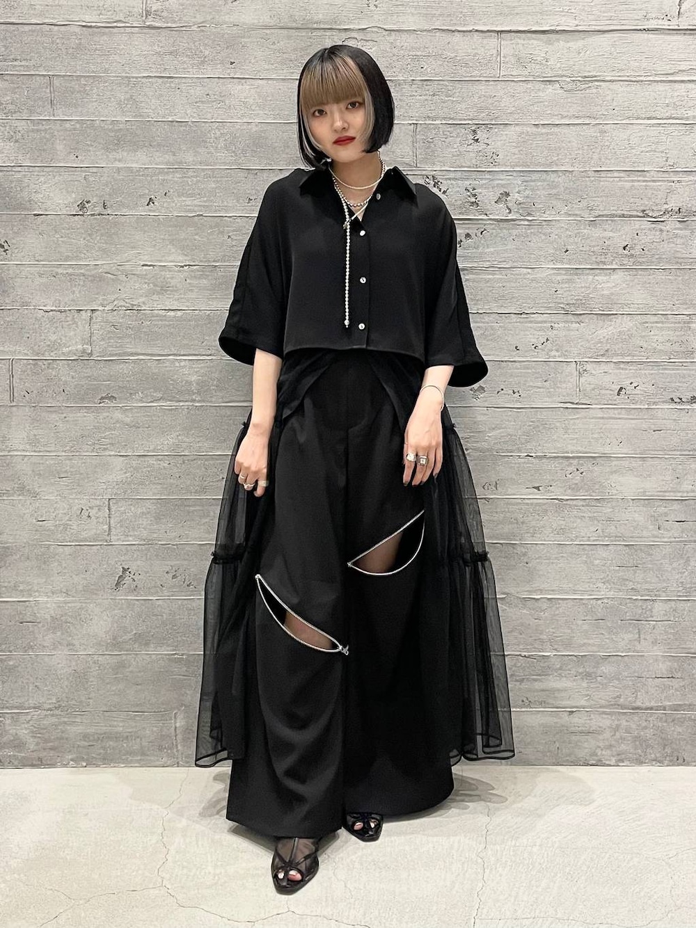 ブラック系のサンダル、ブラック系のシャツ/ブラウス、ブラック系のその他パンツを着用したレディースの夏コーディネートの1枚目の写真