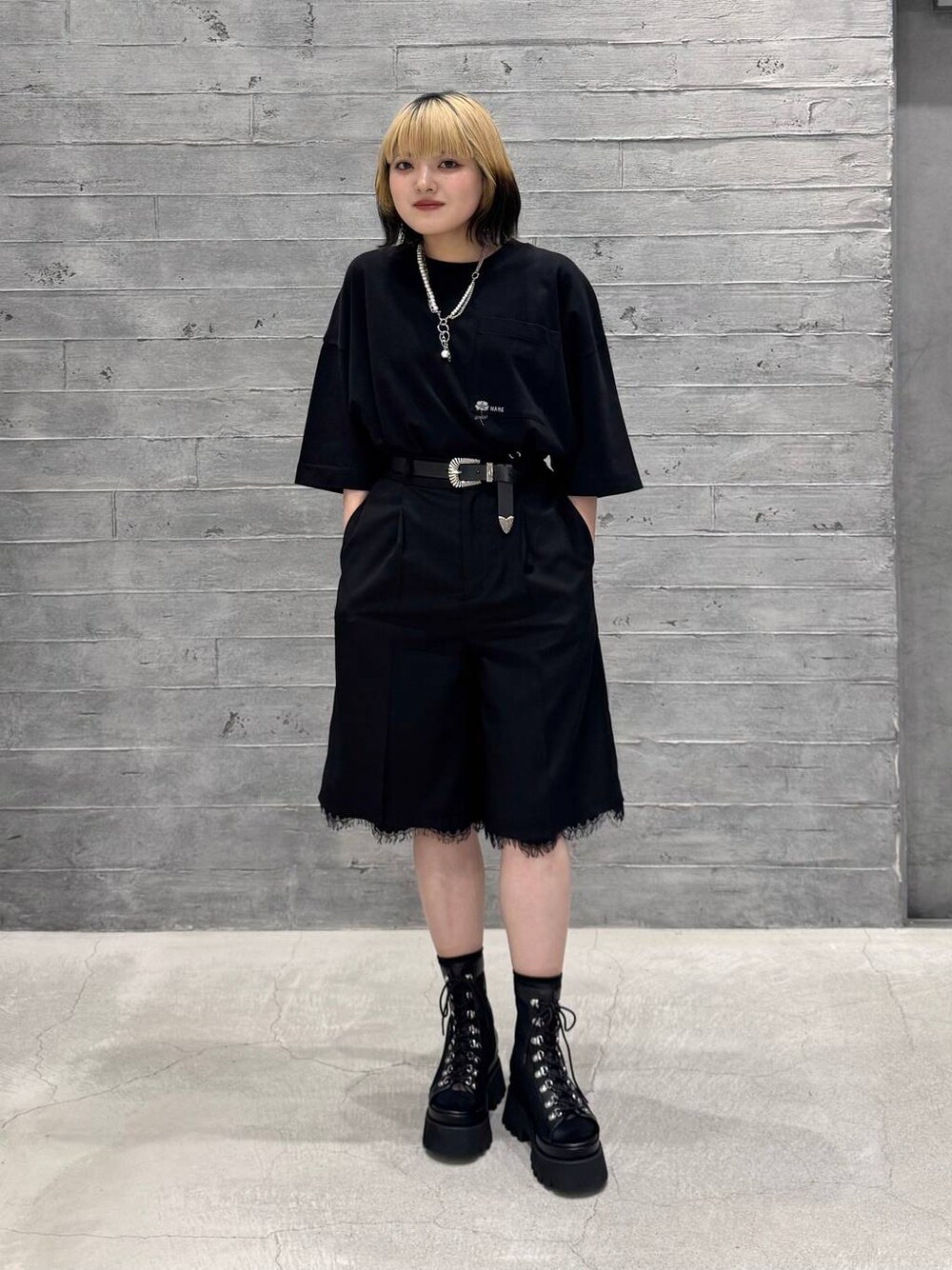 ブラック系のサンダル、ブラック系のTシャツ/カットソー、ブラック系のその他パンツを着用したレディースの夏コーディネートの1枚目の写真
