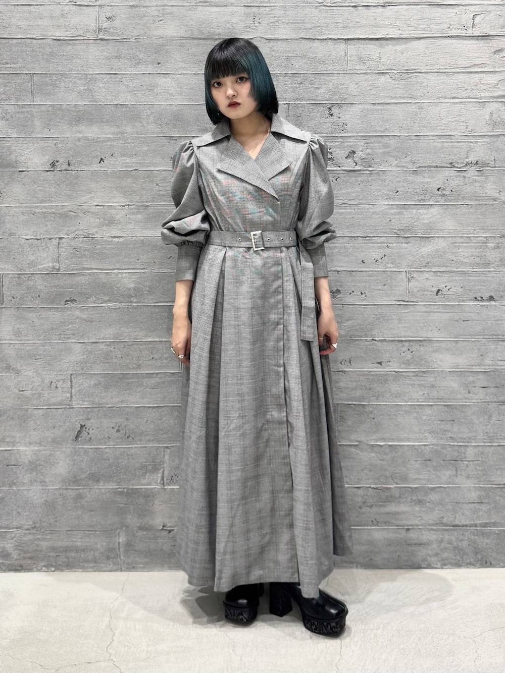 グレー系のブーツ、グレー系のワンピースを着用したレディースの秋コーディネートの1枚目の写真