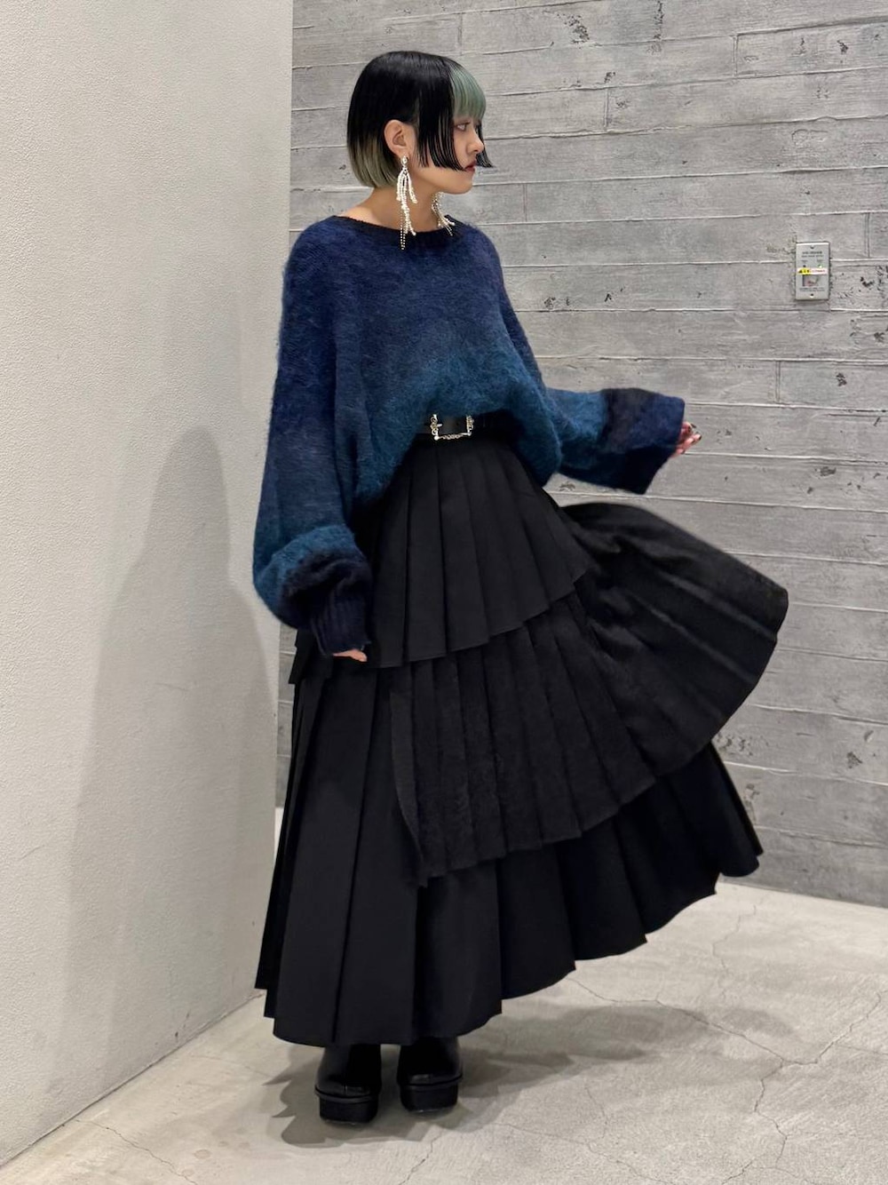 「低身長、モード、個性派、骨格ストレート、体型カバー、高見え、モテ、HARE、着痩せ・細見え、大人カジュアル、ニット、スカート」｜「HAREのパールリボンピアス(HAERE)（ピアス（両耳用）、シルバー系）」を使った、かのんさん（レディース・149cm）の冬コーディネートの1枚目の写真
