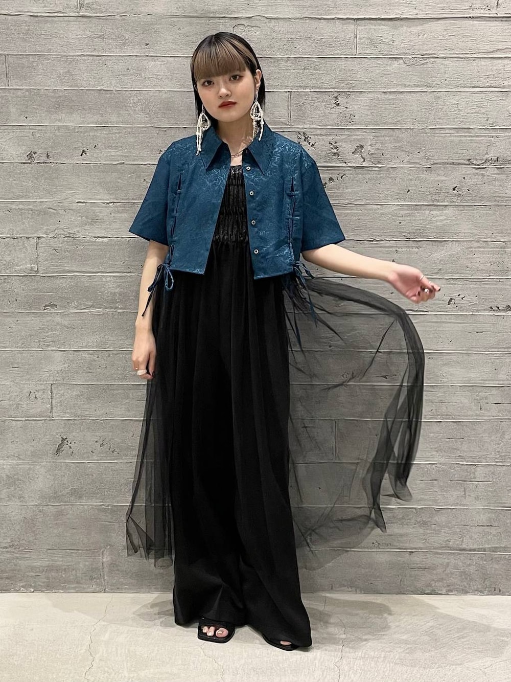 ブラック系のその他パンツ、ブラック系のタンクトップ、グリーン系のシャツ/ブラウスを着用したレディースの夏コーディネートの1枚目の写真