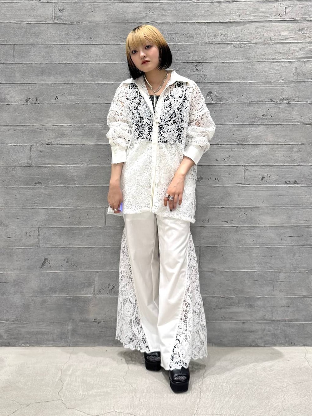 「低身長、モード、着痩せ・細見え、骨格ストレート、モテ、体型カバー、個性派、HARE、セットアップ、モノトーン、ホワイトコーデ、白パンツ、きれいめ、春夏コーデ」｜「HAREの2WAYスクエアラメニットタンクトップ(HARE)（タンクトップ、ブラック系）」を使った、かのんさん（レディース・149cm）の夏コーディネートの1枚目の写真