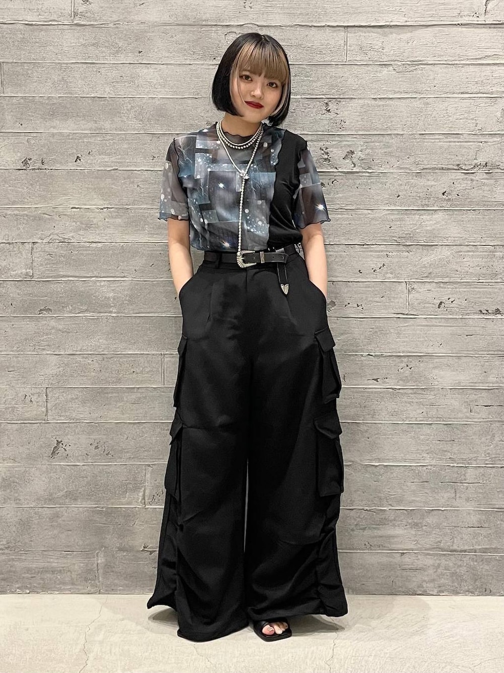 ブラック系のサンダル、グレー系のタンクトップ、ブラック系のカーゴパンツを着用したレディースの夏コーディネートの1枚目の写真