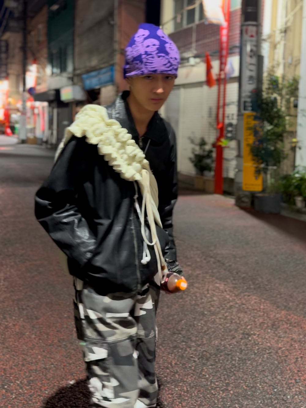 「ビーニー、レザージャケット、軍パン、ミリタリー、女子ウケ、a2o、デカバッグ、おもしろバッグ」｜「TORY LEATHERのアイテム（ライダースジャケット、ブラック系）」を使った、butanikuoicさん（メンズ・167cm）の秋コーディネートの1枚目の写真