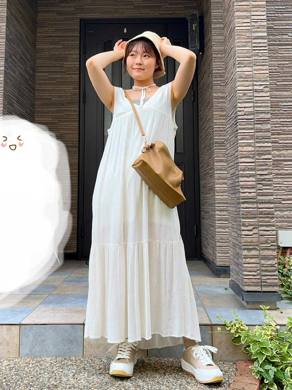 「夏コーデ、オトナカジュアル、ノースリーブ、淡色コーデ、低身長、スニーカー、テーマパークコーデ、シンプルスタイル、ワンピース、ワンピース×スニーカー、ホワイト、ティアードワンピース、麦わら帽子、ワンピースコーデ、ラクチンコーデ」｜「LA VORAGINEのフェイクレザー巾着ショルダーバッグ（ショルダーバッグ、イエロー系）」を使った、いさを。さん（骨格ストレート・レディース・155cm）の夏コーディネートの1枚目の写真