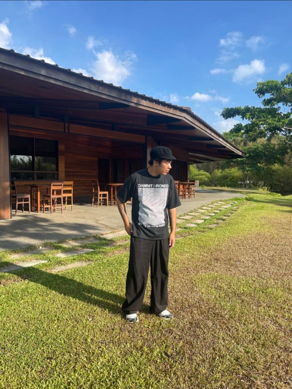 「KANGOLのアイテム（ハット、ブラック系）」を使った、Anthonyさん（メンズ・175cm）の春コーディネートの1枚目の写真