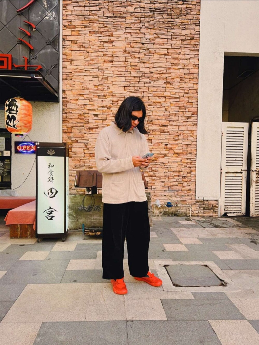 「GUのアイテム（その他パンツ、ブラック系）」を使った、Anthonyさん（メンズ・175cm）の春コーディネートの1枚目の写真