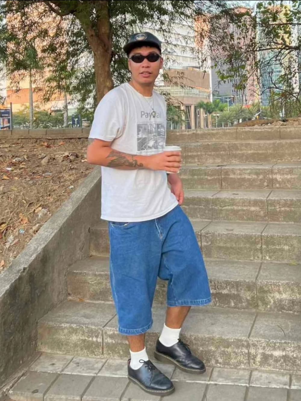 「manila、jorts」｜「Dr. Martensのアイテム（ドレスシューズ、ブラック系）」を使った、Anthonyさん（メンズ・175cm）の春コーディネートの1枚目の写真