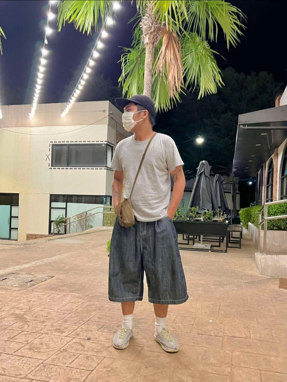 「Modenのアイテム（その他パンツ、ブルー系）」を使った、Anthonyさん（メンズ・175cm）の春コーディネートの1枚目の写真