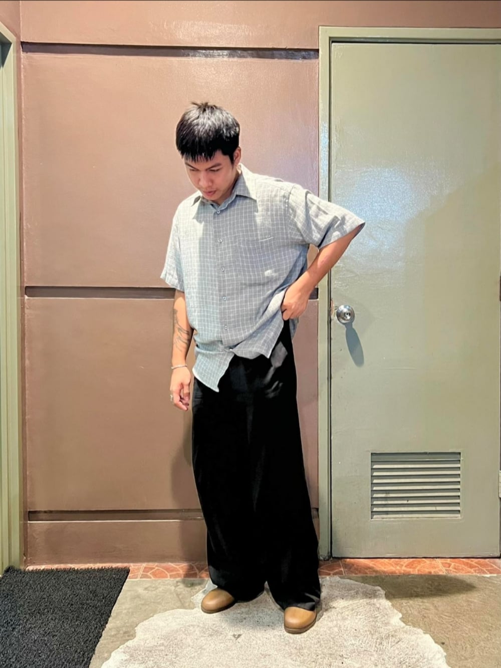 「VINTAGEのアイテム（シャツ/ブラウス、シルバー系）」を使った、Anthonyさん（メンズ・175cm）の春コーディネートの1枚目の写真