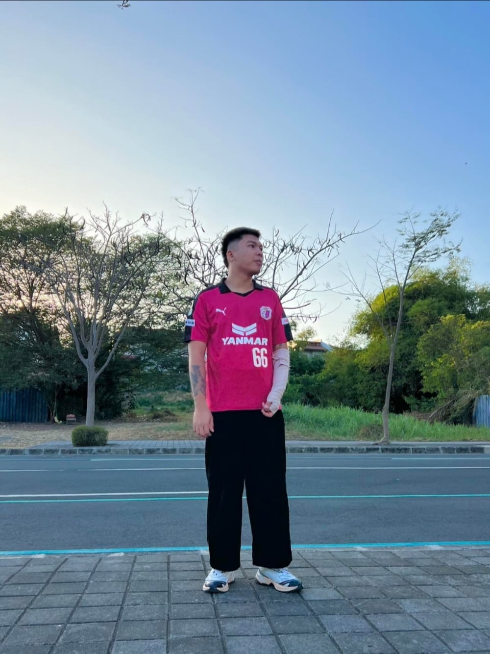 「manila」｜「GUのアイテム（デニムパンツ、ブラック系）」を使った、Anthonyさん（メンズ・175cm）の春コーディネートの1枚目の写真