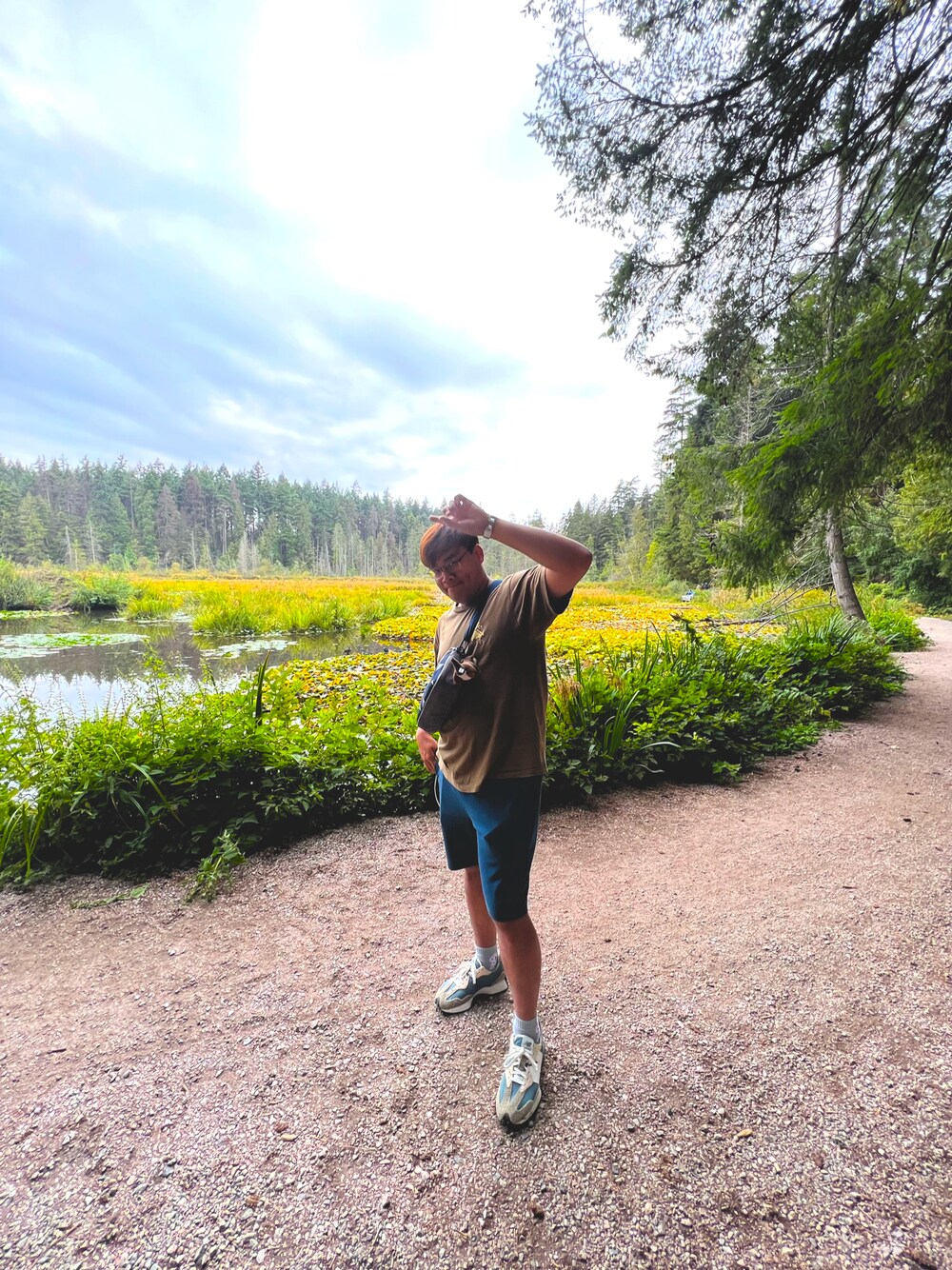 「beaver lake、canada、Hong Kong、Japan、ootd、Tシャツ、秋服」｜「NEW BALANCEのアイテム（シューズ、ブルー系）」を使った、Johnny Chiuさん（メンズ・180cm）の秋コーディネートの1枚目の写真