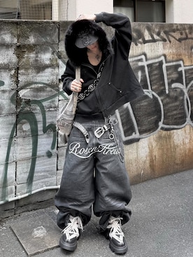 「ROSEN KREUZ（ローゼンクロイツ）の【Rosen Kreuz】INSIGNIA TROUSERS / 【ローゼンクロイツ】デニムライク刺しゅうロゴバギーパンツ（デニムパンツ、ブラック系）」を使った、Never mind the XU / Chikashitsu+さん（メンズ・167cm）の春コーディネート