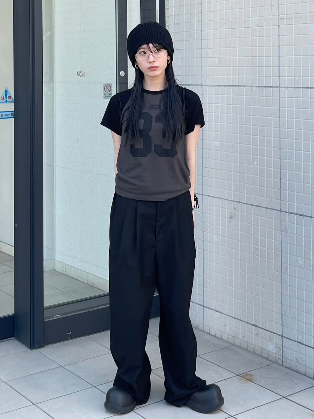 「韓国ファッション、モノトーン、雨の日コーデ、スリッポン、ローファー、メガネ女子、ダテメガネ、きれいめカジュアル、キレイめ、カジュアル、夏コーデ、夏、Tシャツ、ロゴT、プチプラ」｜「Chikashitsu +のストリートファッション Chikashitsu + チカシツプラス round frame eyewear オーバルサングラス シルバーメガネ クリアサングラス メタルフレーム 眼鏡 アイウェア 韓国ファッション（メガネ、シルバー系）」を使った、Never mind the XU / Chikashitsu+さん（レディース・160cm）の春コーディネートの1枚目の写真