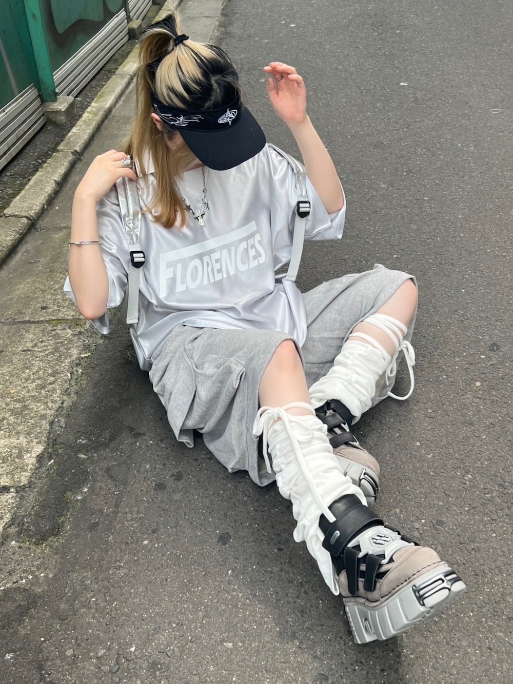 「スポーツミックス、ユニフォーム、スウェットパンツ、オーバーサイズ、レッグウォーマー、厚底シューズ、リュック、リュックスタイル、半袖シャツ、シルバー、サンバイザー、ブロークコア、ストリート、韓国ファッション、お出かけコーデ」｜「Basic Pleasure Modeのストリートファッション Y2Kファッション Basic Pleasure Mode ベーシックプレジャーモード VISOR WITH TATTOO EMBROIDERY サンバイザー（サンバイザー、ブラック系）」を使った、Never mind the XU / Chikashitsu+さん（レディース・156cm）の夏コーディネートの1枚目の写真