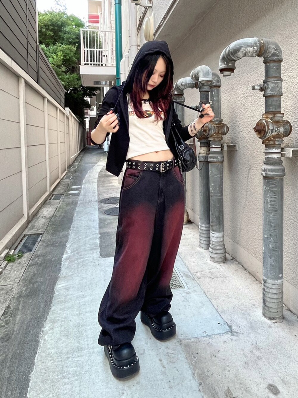 ホワイト系のTシャツ/カットソー、ブラック系のパーカーを着用したレディースの秋コーディネートの1枚目の写真