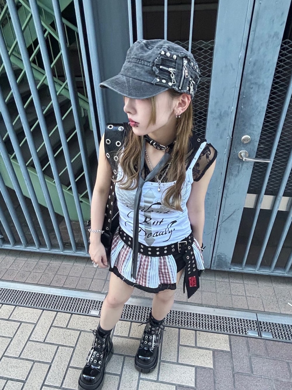 ホワイト系のキャミソール、ブラック系のスカート、ブラック系のショルダーバッグを着用したレディースの夏コーディネートの1枚目の写真
