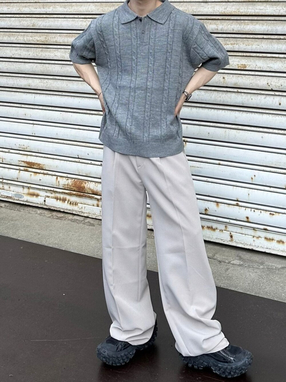 グレー系のポロシャツを着用したメンズの秋コーディネートの1枚目の写真