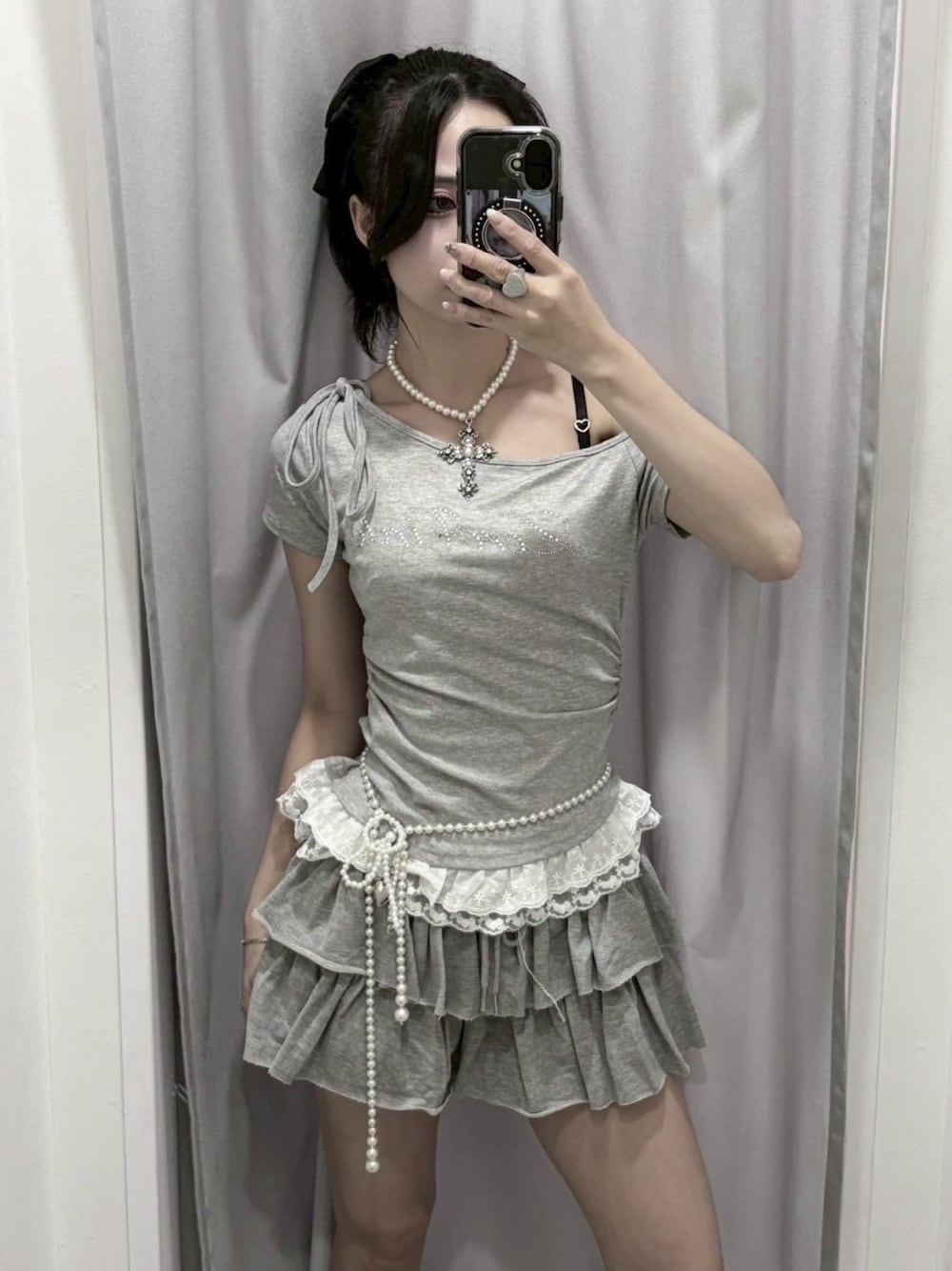 グレー系のTシャツ/カットソーを着用したレディースの秋コーディネートの1枚目の写真