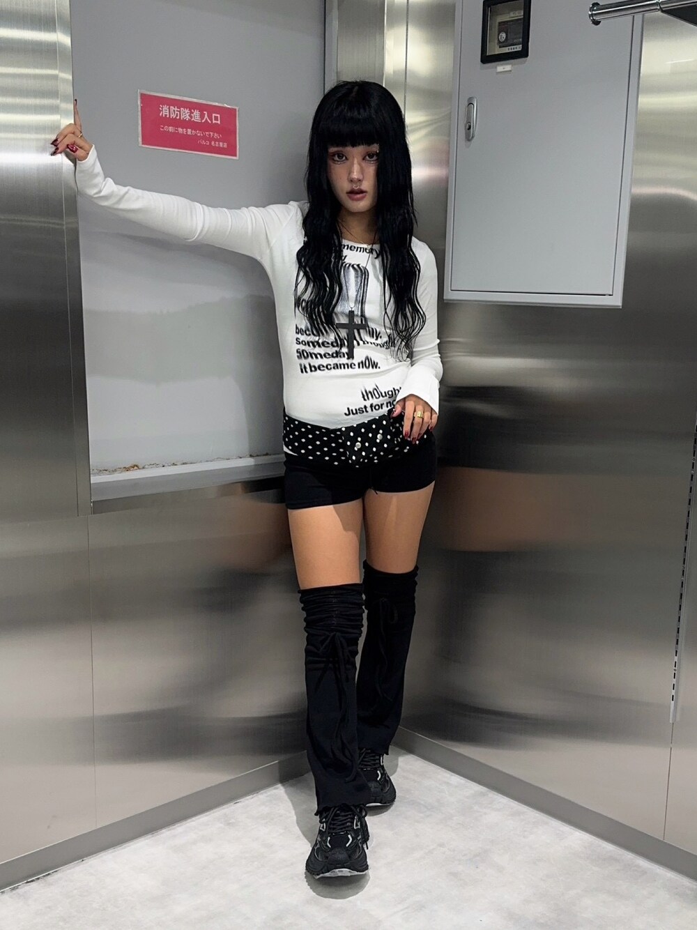 ブラック系のスウェットパンツ、ブラック系のネックレスを着用したレディースの秋コーディネートの1枚目の写真