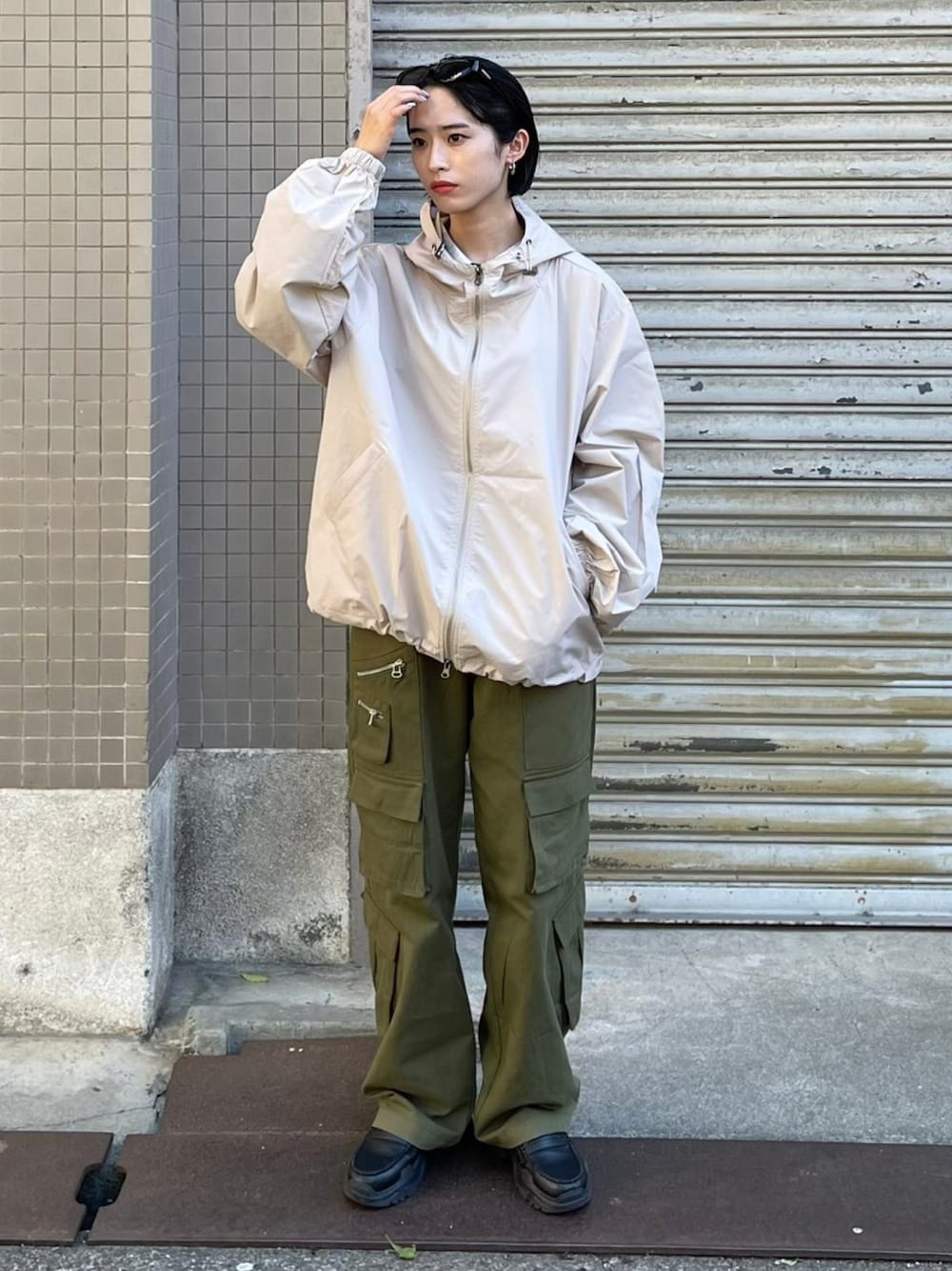 「ベージュ、秋服まるっと大公開、きれいめカジュアル、シンプルコーデ、大人コーデ、秋コーデ、ビッグシルエット、ストリート、ストリートコーデ、アウター、ナイロンジャケット、ナイロンパーカー、カジュアルコーデ、韓国ファッション」｜「Chikashitsu +のストリートファッション Chikashitsu + チカシツプラス unisex cropped hooded blouson ユニセックス クロップド フーディー ブルゾン ウィンドブレーカー ストリング ジャケット ジップジャケット 韓国風ファッション（ブルゾン、ベージュ系）」を使った、Never mind the XU / Chikashitsu+さん（レディース・159cm）の秋コーディネートの1枚目の写真