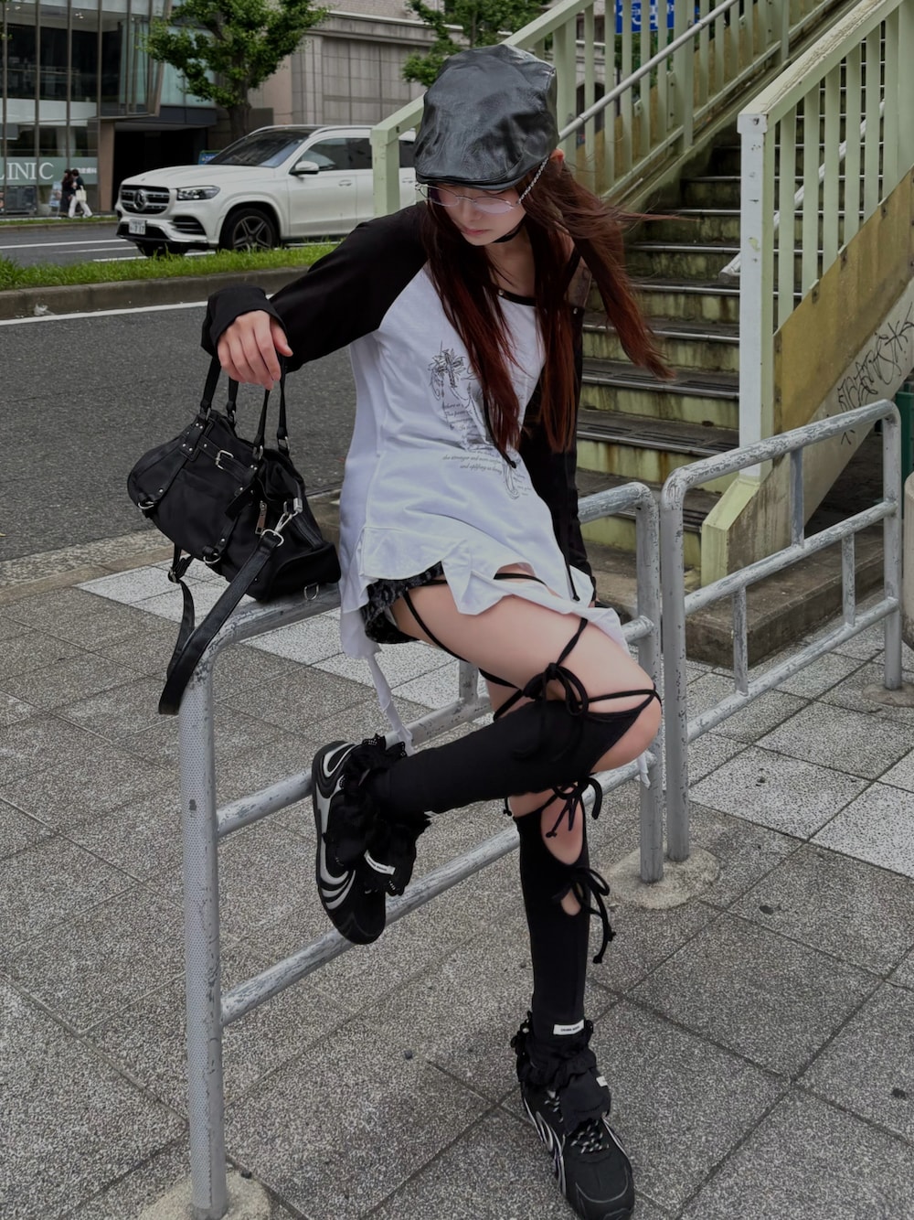 グレー系のその他パンツ、ホワイト系のTシャツ/カットソー、ブラック系のショルダーバッグを着用したレディースの夏コーディネートの1枚目の写真