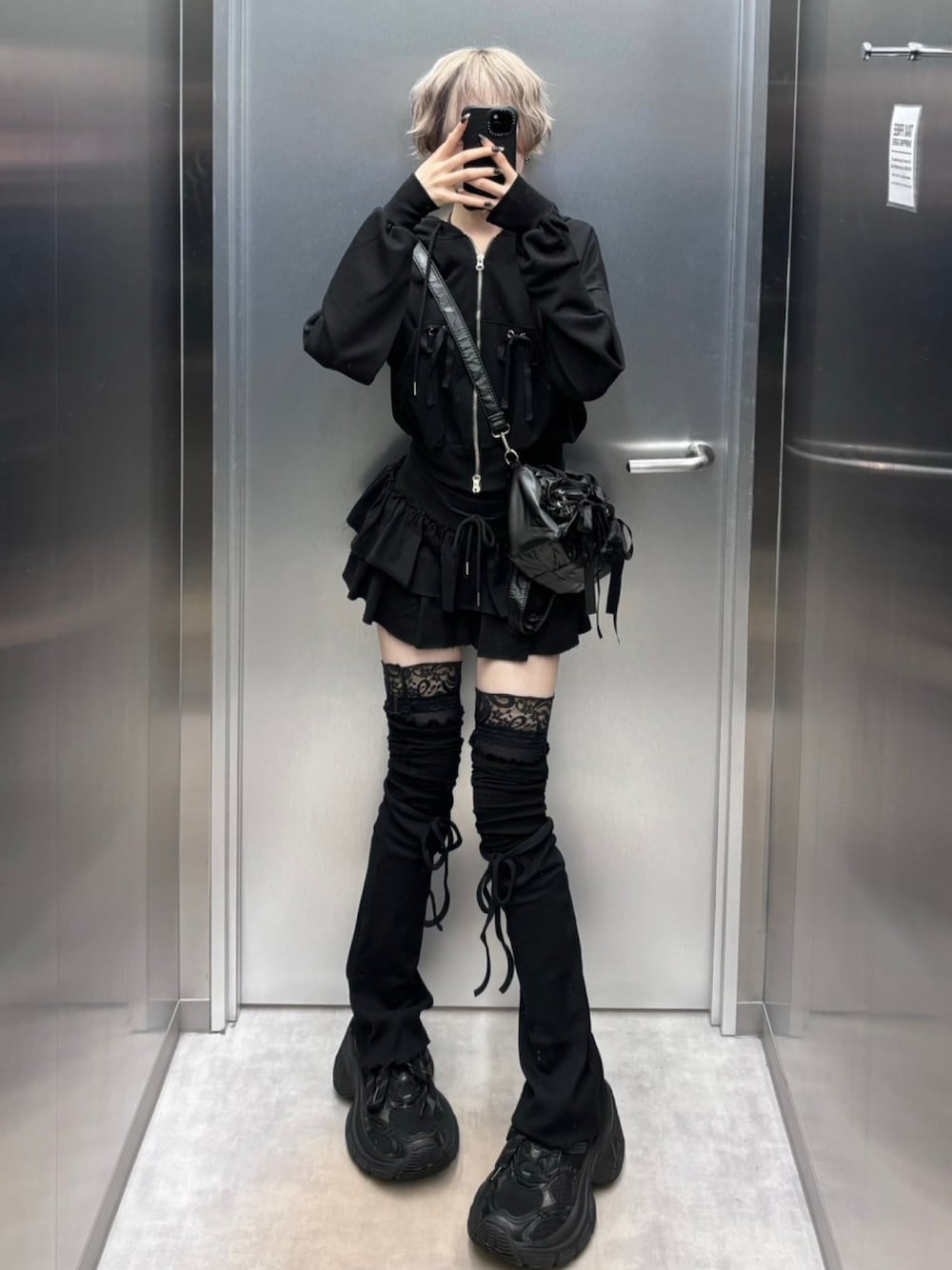 「レイヤードスタイル、パーカー、レース、フレアスカート、ミニスカート、ミニバッグ、ショルダーバッグ、ブラック、オトナ女子、シンプルスタイル、今日のコーデ、お出かけコーデ、大人かわいい、デートコーデ、韓国ファッション」｜「Never mind the XU / Chikashitsu+の韓国ファッション nmtc + エヌエムティーシープラス ribbon mini 2way bag ドラムバッグ ミニバッグ ショルダーバッグ ハンドバッグ リボンバッグ カバン 韓国ストリート ストリートファッション（ショルダーバッグ、ブラック系）」を使った、Never mind the XU / Chikashitsu+さん（レディース・165cm）の秋コーディネートの1枚目の写真