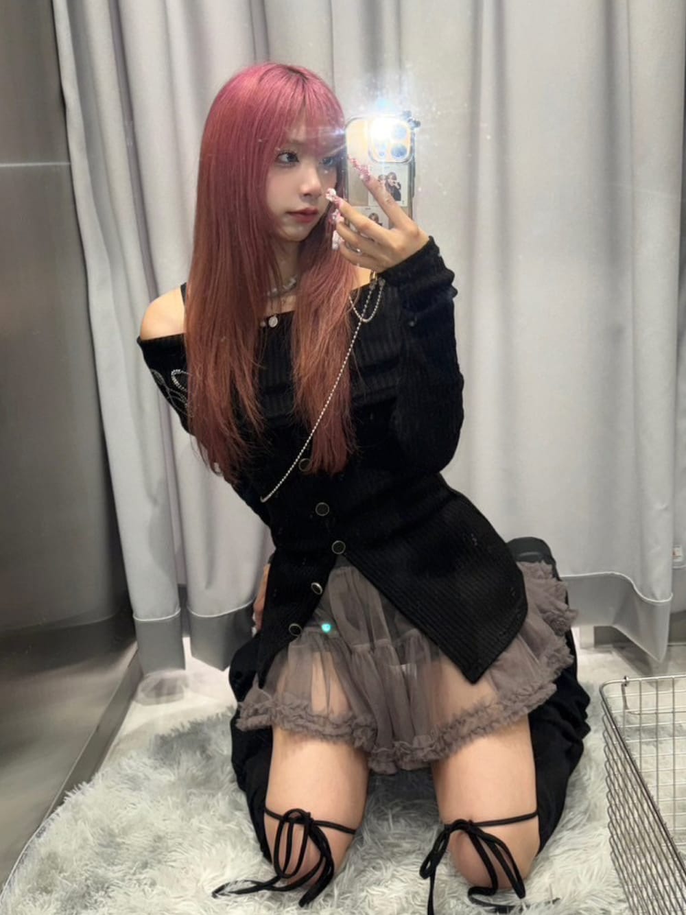 「フリル、ミニスカート、スカート、スカートスタイル、厚底シューズ、低身長、低身長コーデ、低身長女子、ワントーンコーデ、ワントーン、モノトーン、モノトーンコーデ、ブラウン、ブラック、韓国ファッション」｜「Never mind the XU / Chikashitsu+の韓国ファッション nmtc + エヌエムティーシープラス ribbon legwamer シャーリング レッグウォーマー レースアップソックス リボン ルーズソックス ストリートファッション 韓国ストリート（レッグウォーマー、ブラック系）」を使った、Never mind the XU / Chikashitsu+さん（骨格ウェーブ・レディース・153cm）の春コーディネートの1枚目の写真