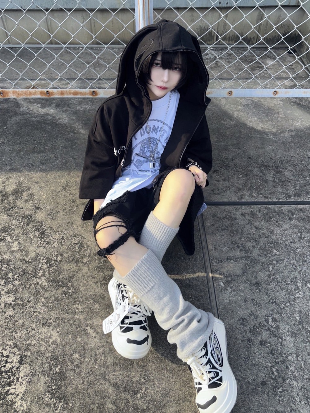 ブラック系のスニーカーを着用したレディースの夏コーディネートの1枚目の写真