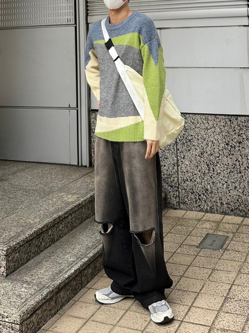 ブラック系のデニムパンツ、グレー系のニット/セーターを着用したメンズの秋コーディネートの1枚目の写真