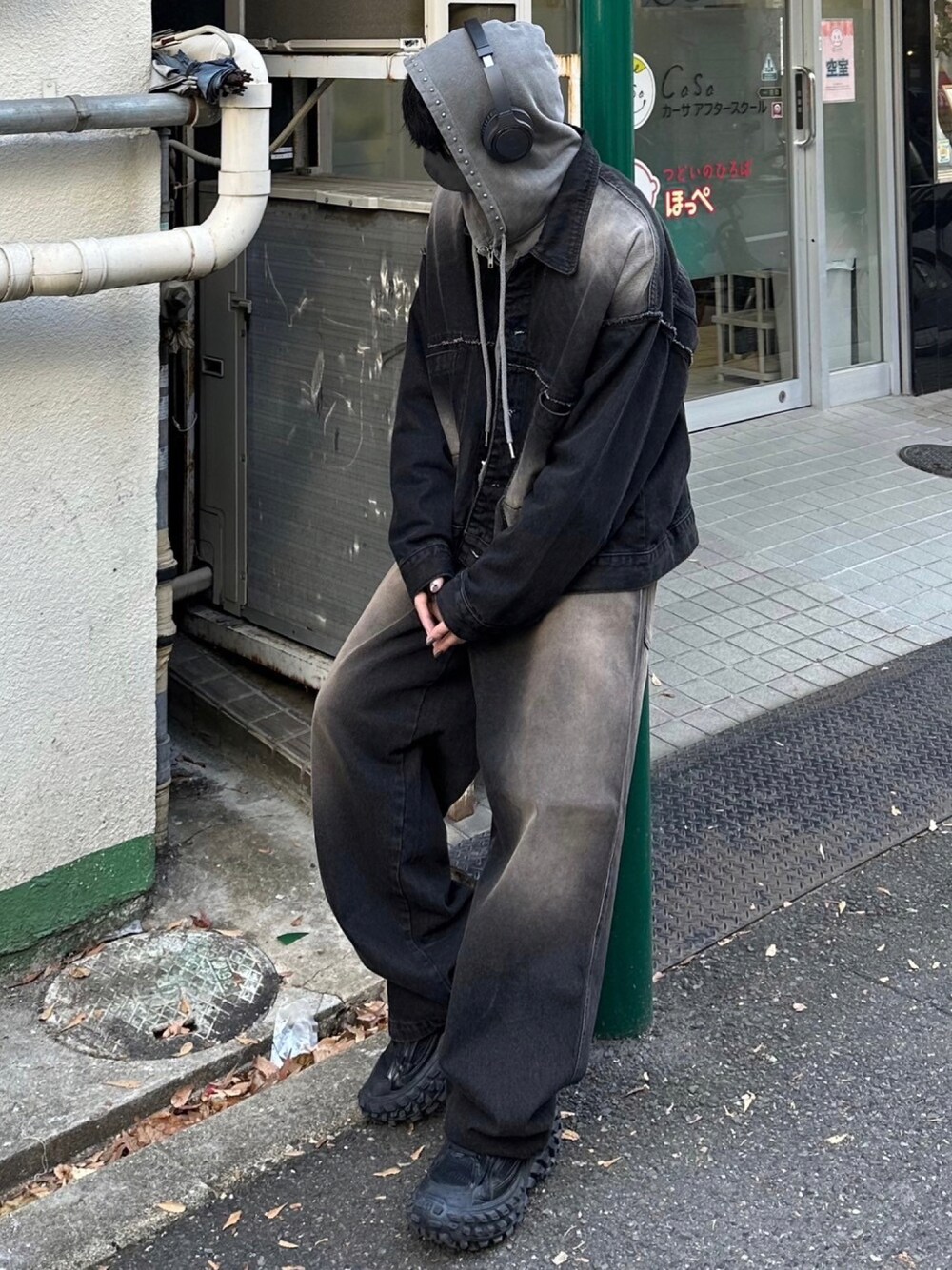 グレー系のパーカー、グレー系のデニムジャケットを着用したメンズの冬コーディネートの1枚目の写真